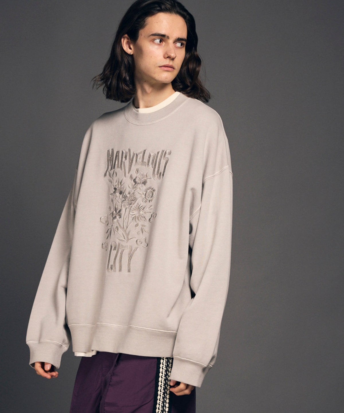 Prime-Over Flower Embroidery Pigment Crew Neck Sweat Pullover